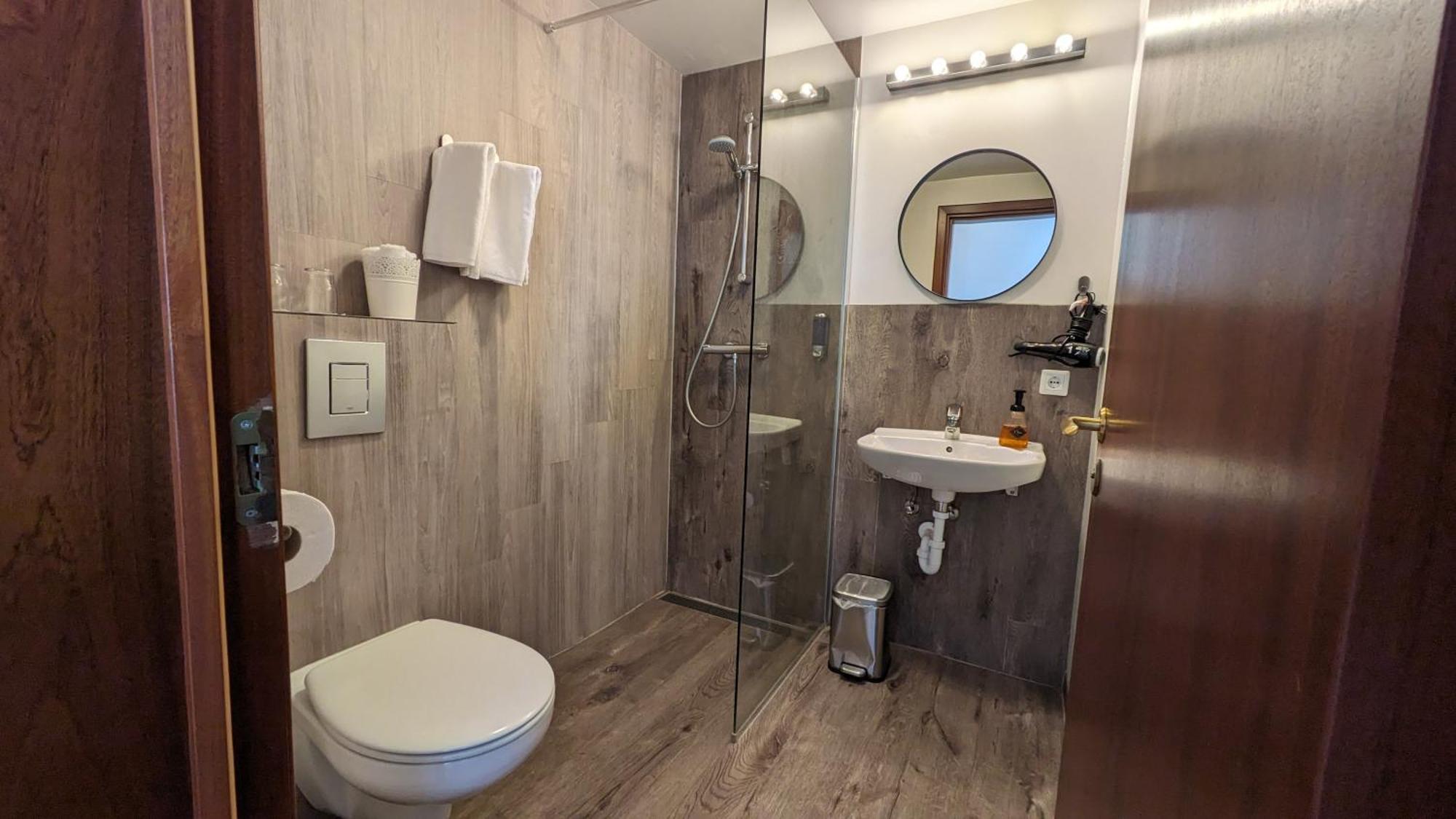 The Vik Inn By Ourhotels Bagian luar foto